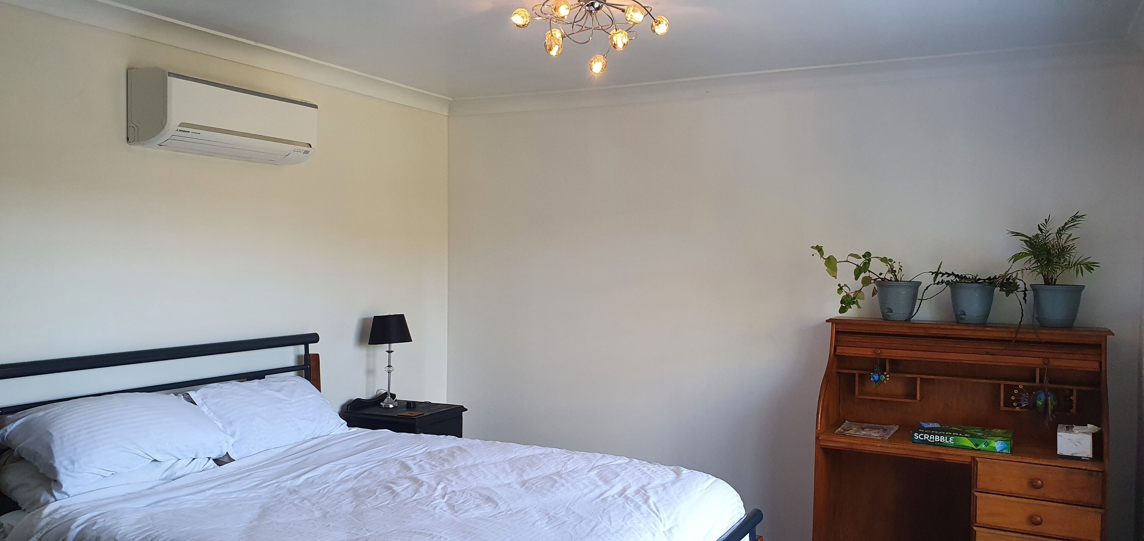 2 slaapkamers, een bureau, een strijkplank/strijkijzer, gratis wifi