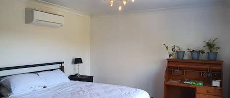 2 slaapkamers, een bureau, een strijkplank/strijkijzer, gratis wifi