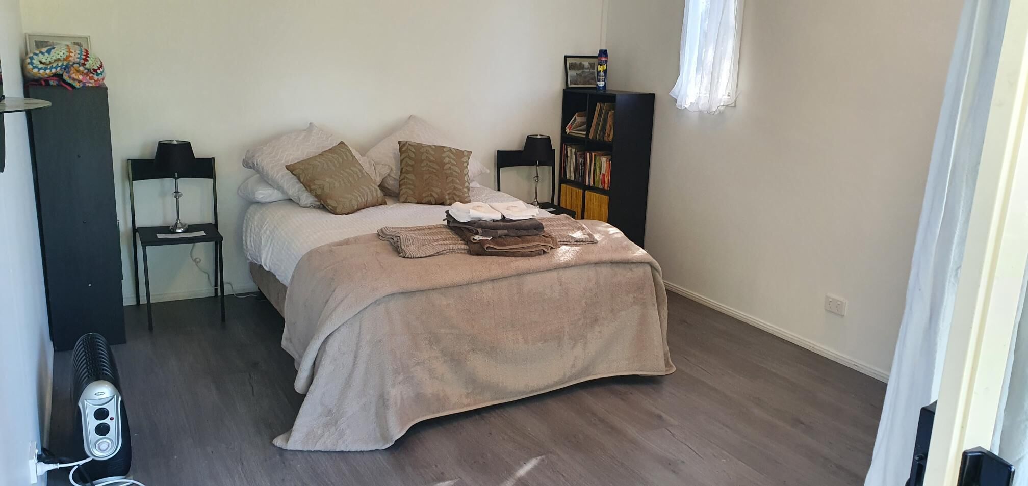 One bedroom house with detached bedroom / studio — image 12