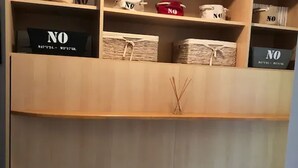 Een opslagruimte met verschillende vakken, waarvan sommige zijn voorzien van een label met 'NO'.
