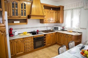 Fridge, microwave, dishwasher, coffee/tea maker - VUT Casa La Fuentecilla (Consuegra)