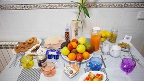Une table de petit-déjeuner avec divers aliments, boissons et condiments.