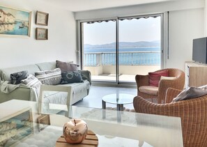 A living room with a sofa, armchairs, a coffee table, and a balcony with a view of the sea. - Breathtaking views/standing/all on foot (Saint-Raphaël)