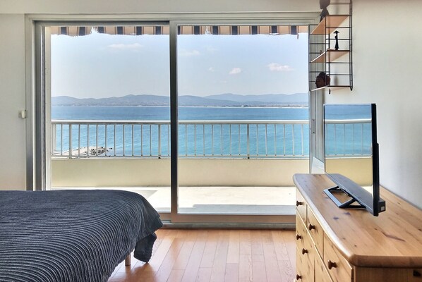 1 bedroom, travel crib, bed sheets