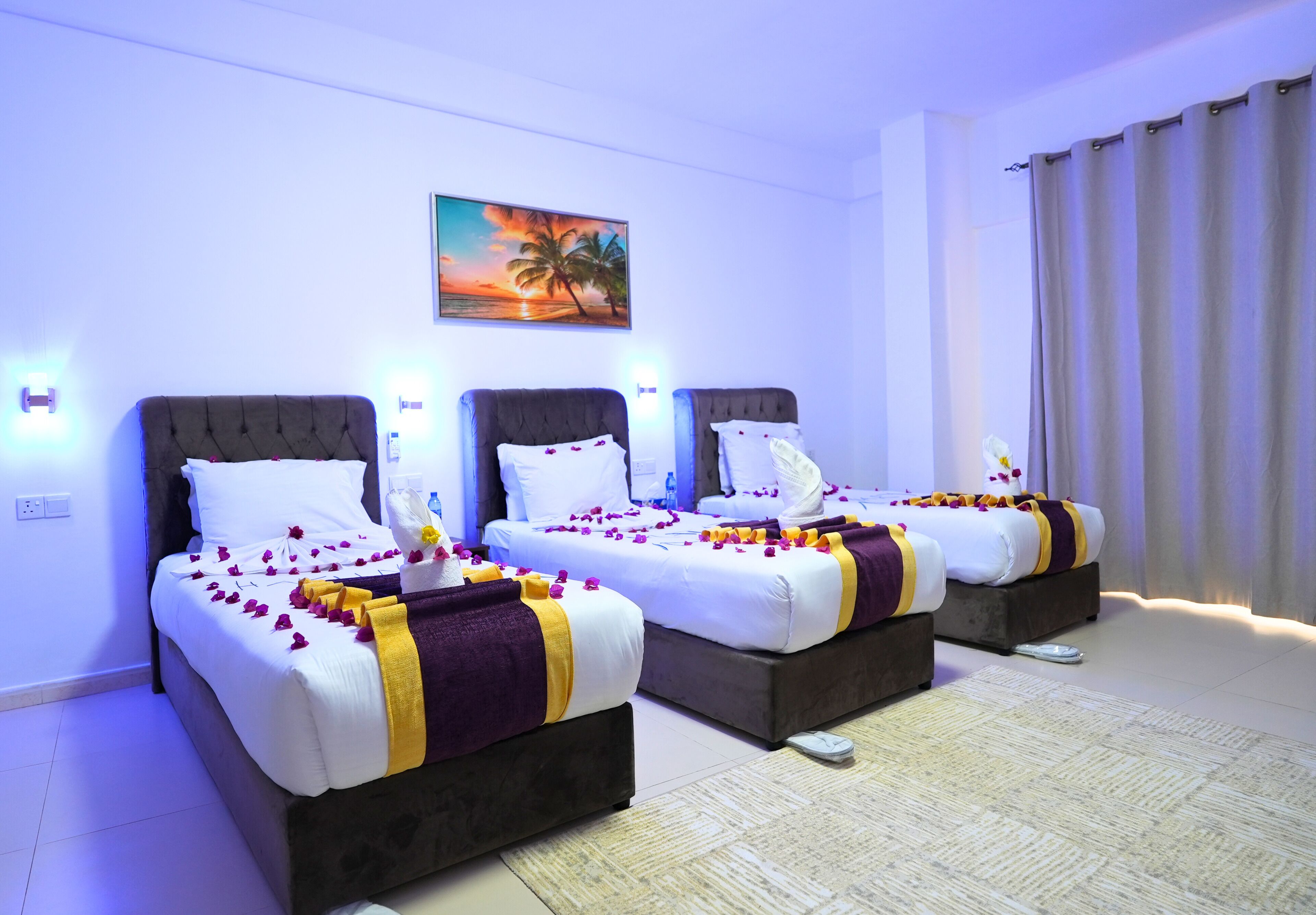 精緻三人房 | 防敏寢具、羽絨被、迷你吧、房內夾萬