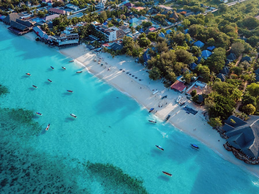Ubicación a pie de playa, arena blanca y bar en la playa