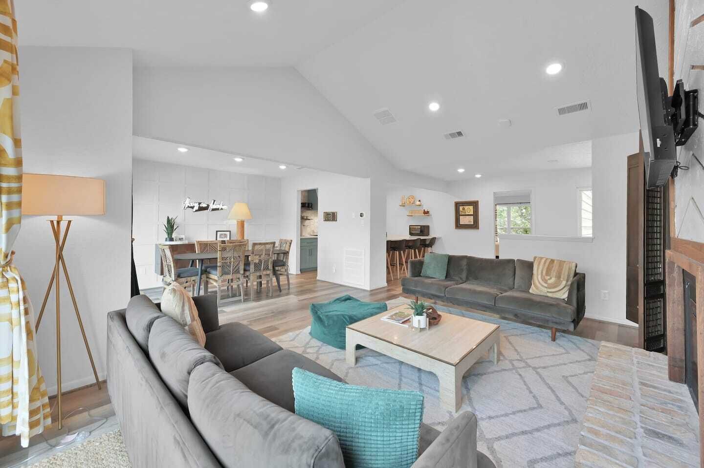 Smart TV, chimenea y oficina 