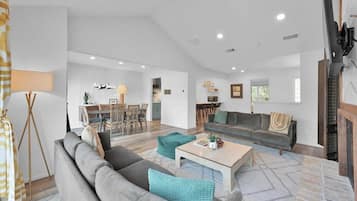 Smart TV, chimenea y oficina