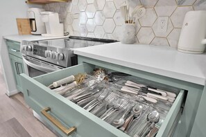 Kjøleskap, mikrobølgeovn, ovn og kokeplater