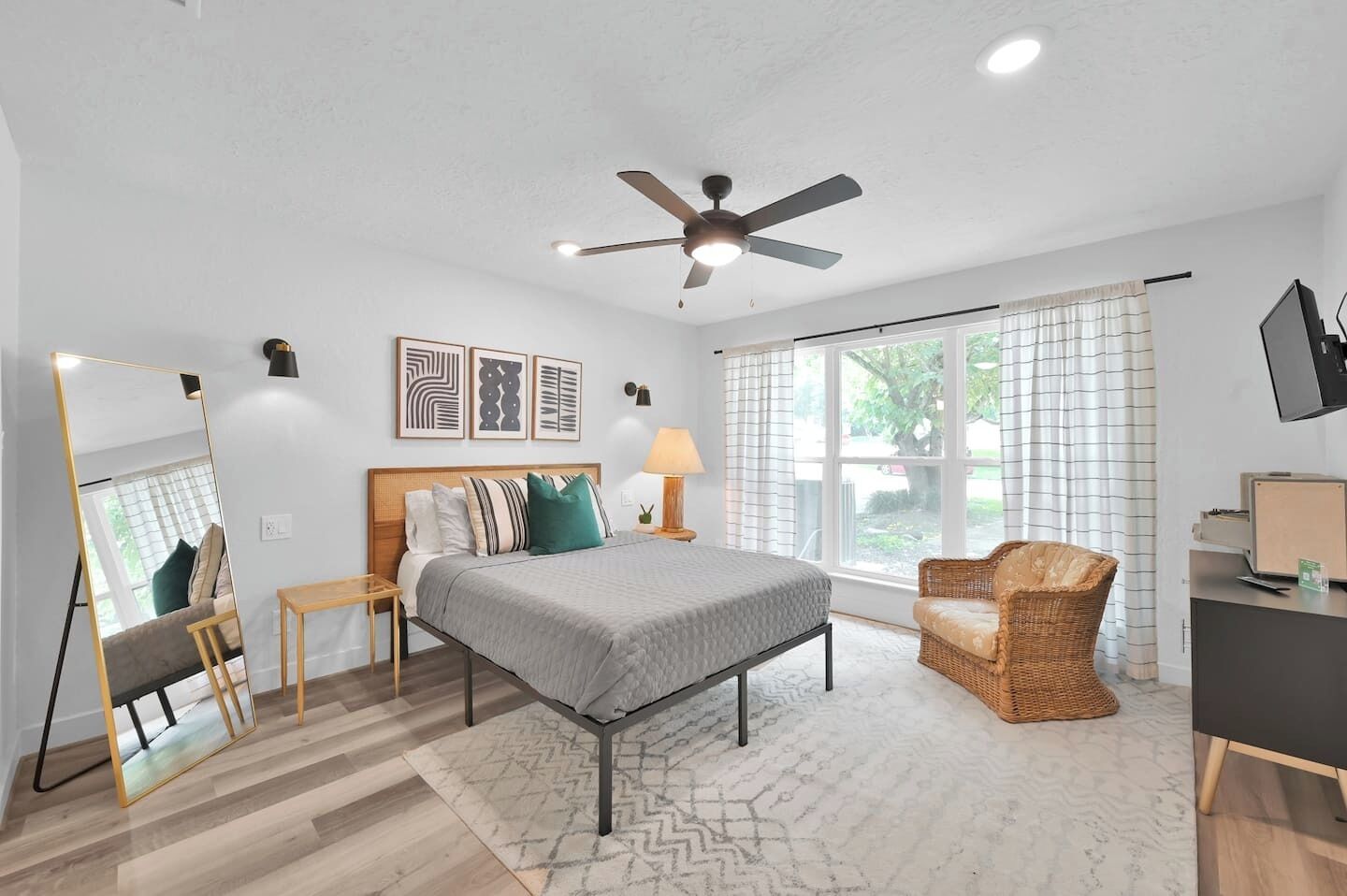 4 多间卧室、办公桌、熨斗/熨衣板、旅行婴儿床