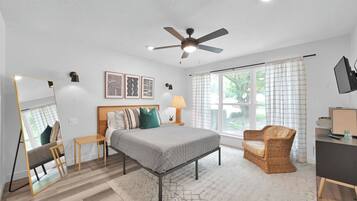 4 bedrooms, desk, iron/ironing board, travel crib