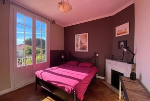 3 slaapkamers, een strijkplank/strijkijzer, reisbedje, gratis wifi