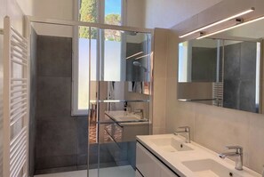 Regadera, secadora de cabello, toallas, papel de baño 