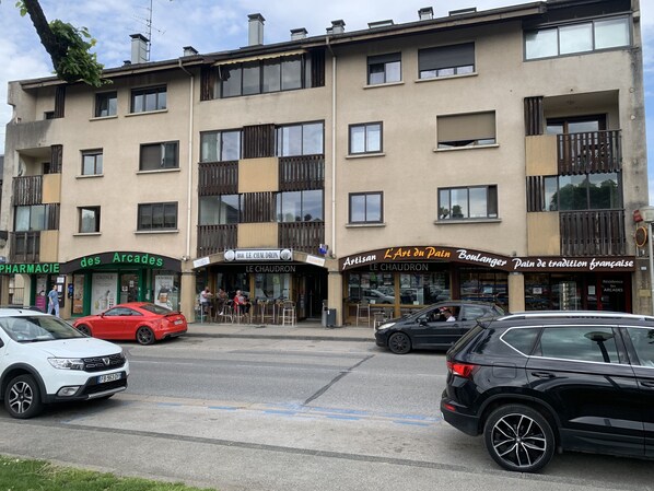 Parkplätze auf dem Gelände, Ladestation für Elektroautos