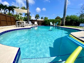 Alberca al aire libre y alberca climatizada