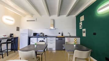 Kühlschrank, Mikrowelle, Herdplatte, Geschirrspüler