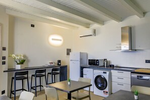 Fridge, microwave, stovetop, dishwasher