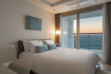 Ropa de cama de alta calidad, escritorio y cortinas blackout