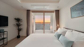 Studio Full Ocean | Seprai premium, meja kerja, tirai kedap cahaya, dan kedap suara