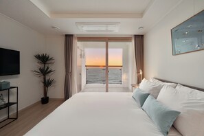 Studio Full Ocean | Bộ đồ giường cao cấp, bàn, màn/rèm cản sáng, phòng cách âm