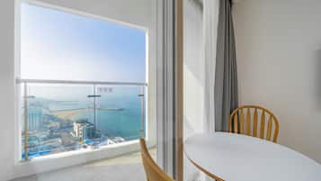 Studio Lake Ocean | Premium bedding, desk, blackout drapes, soundproofing