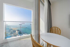 Studio (Lake Ocean) | Bộ đồ giường cao cấp, bàn, màn/rèm cản sáng, phòng cách âm