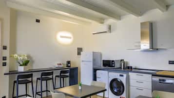 Frigorífico, microondas, placa de cocina y lavavajillas