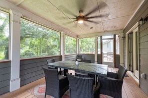 Outdoor dining - Stay A'Wylie (Atlanta)