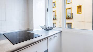 Frigorifero, microonde, forno, piano cottura