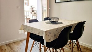 Un comedor con una mesa, sillas, un tazón y un espejo en la pared.