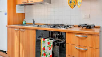 Frigorifero, microonde, forno, piano cottura