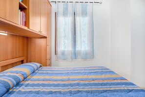 1 dormitori, planxa i posts de planxar, wifi i roba de llit