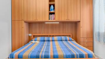 1 habitación, tabla de planchar con plancha, wifi y ropa de cama