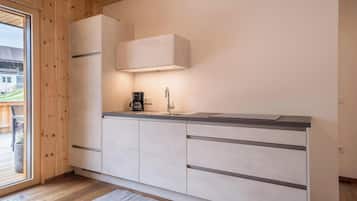 Frigorífic, placa de cuina, rentaplats i cafetera i tetera