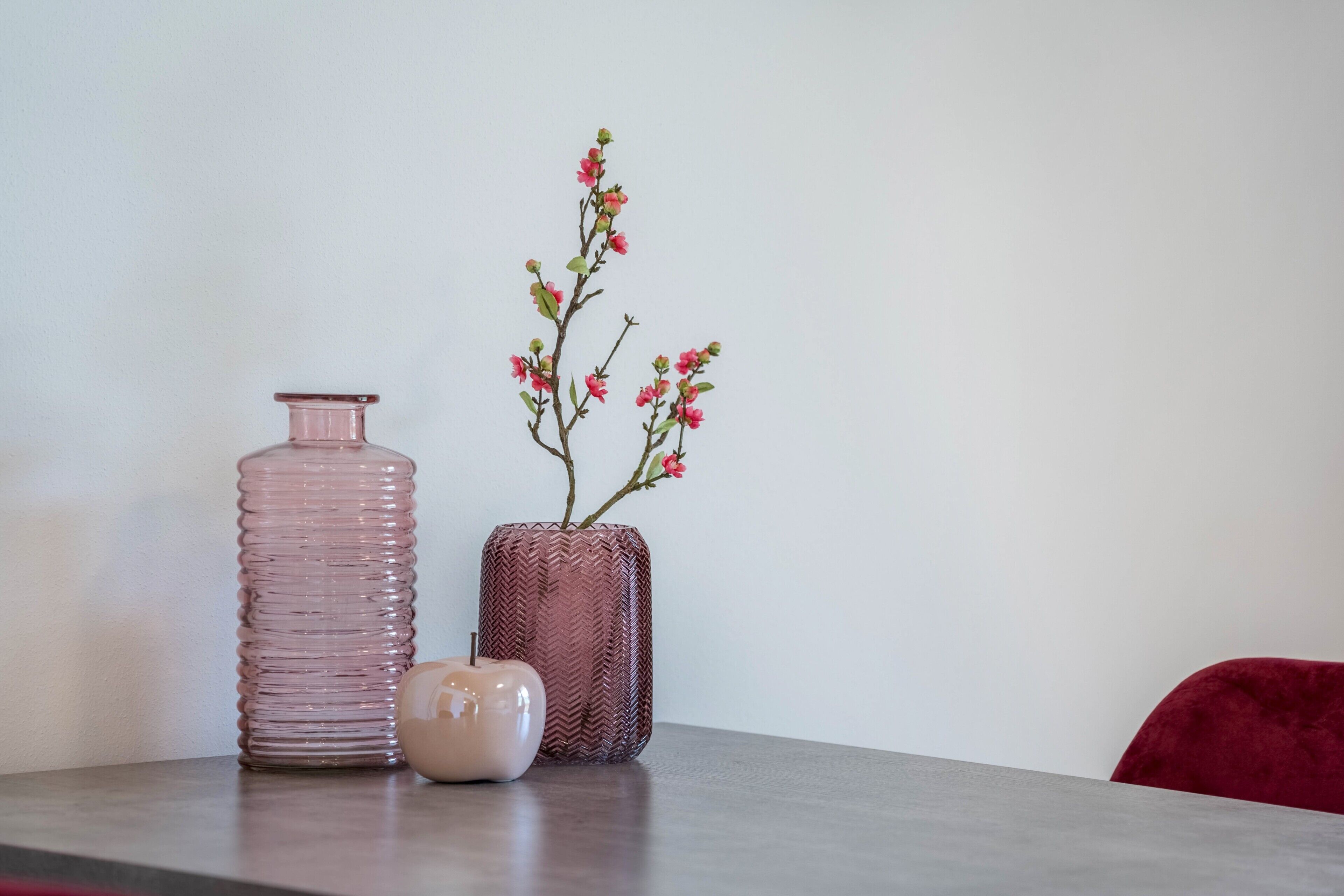 Une table avec deux vases et un petit objet.