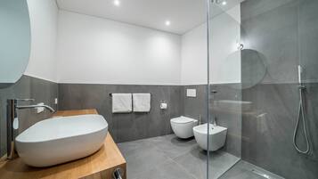 Dusche, Haartrockner, HandtĂŒcher