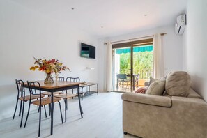 TV - Holiday Home "Yolima" near the Beach with Wi-Fi, Air Conditioning and Garden (Sóller)