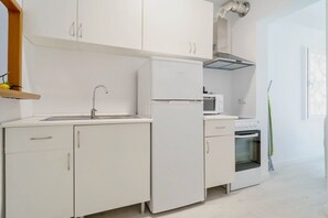 Fridge, microwave, oven, stovetop - Holiday Home "Yolima" near the Beach with Wi-Fi, Air Conditioning and Garden (Sóller)