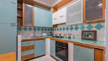 Frigorifero, forno, piano cottura, macchina per tè/caffè