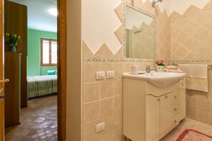 Dusche, Haartrockner, Handtücher