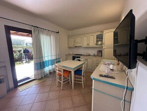 Fridge, oven, stovetop, coffee/tea maker