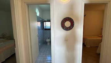 2 soverom, strykejern/-brett og sengetøy