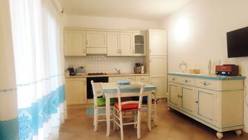 Fridge, oven, stovetop, coffee/tea maker