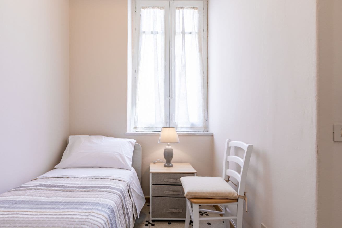 3 habitaciones, tabla de planchar con plancha, wifi y ropa de cama 