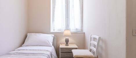 3 habitaciones, tabla de planchar con plancha, wifi y ropa de cama
