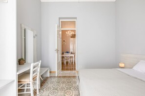 3 habitaciones, tabla de planchar con plancha, wifi y ropa de cama