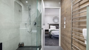 Baignoire, sĂšche-cheveux, serviettes fournies