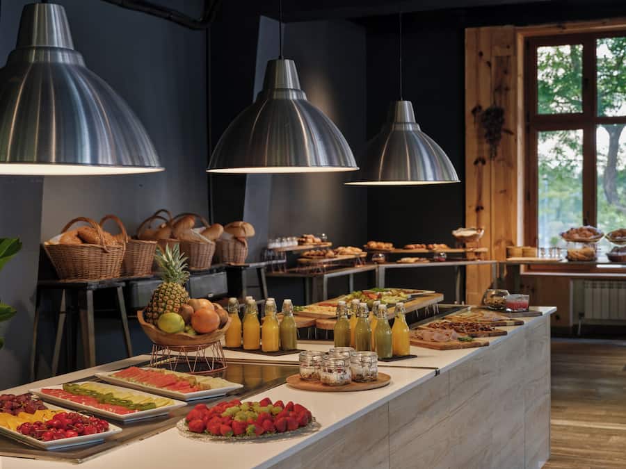 Café da manhã com buffet todos os dias (EUR 14 por pessoa)