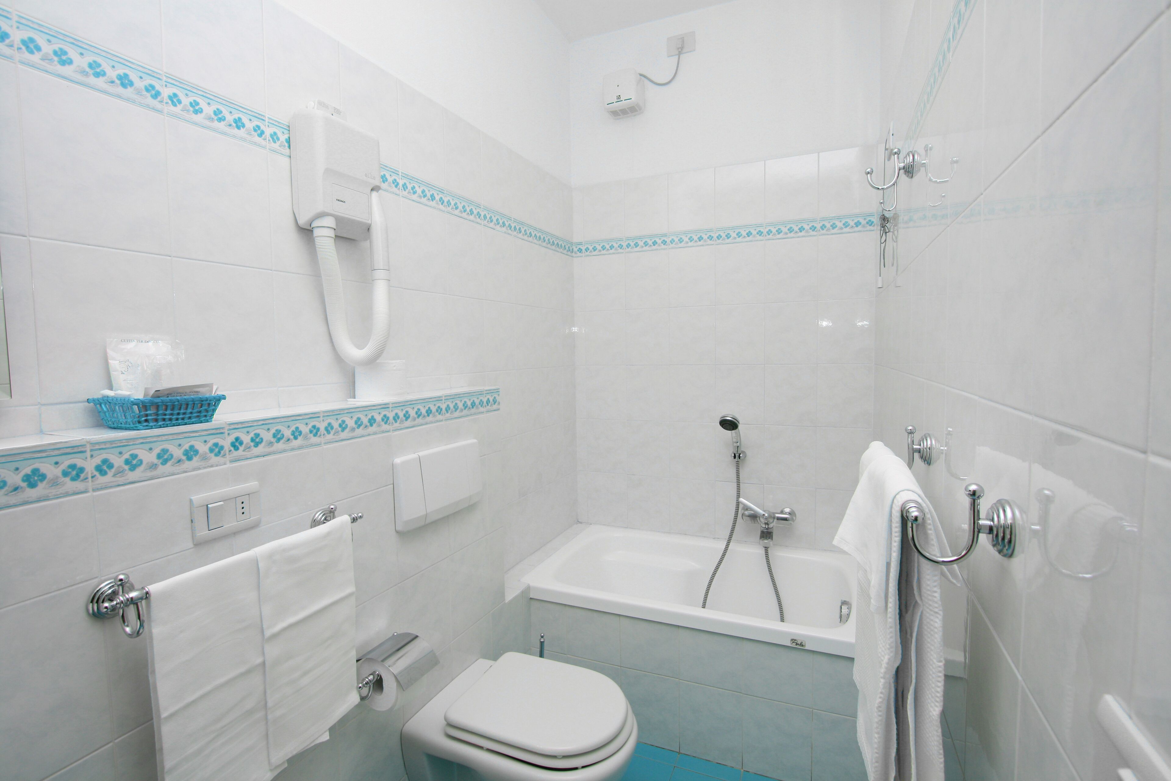 Un baño con inodoro, bañera y ducha.