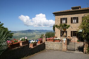 Fachada de la propiedad